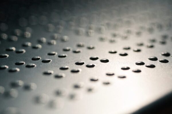 Braille en signalétique : à quoi ça sert vraiment