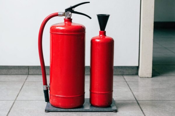 Types d&rsquo;extincteurs et classes de feu : lequel pour quel local