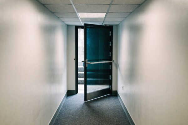 Issue de secours : nombre, largeur et signalisation