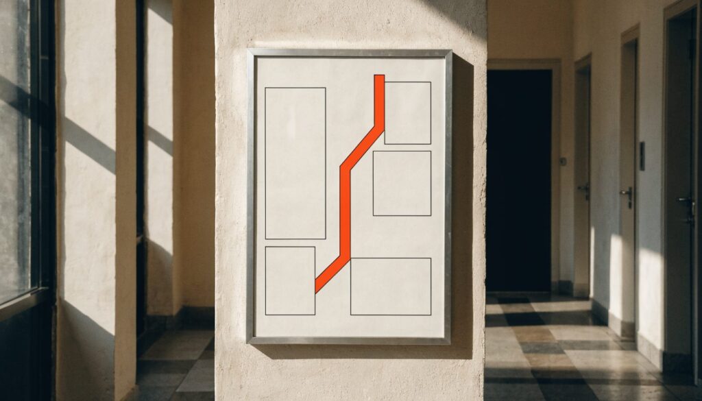 Plan encadré fixé au mur d'un couloir, montrant des locaux schématisés et un tracé de cheminement en rouge